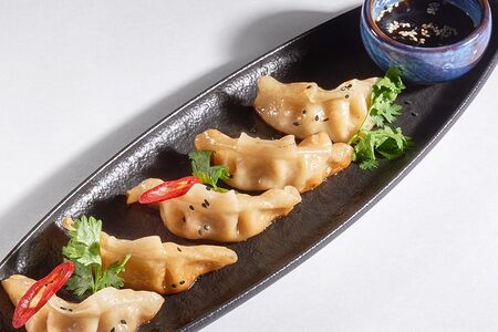 Гедза с курицей и соусом никей