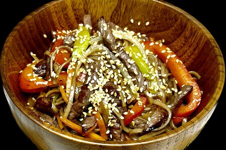 Вок с гречневой лапшой соба и курицей