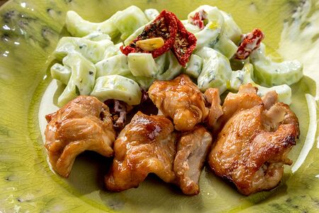 Куриный шашлычок с салатом из огурца