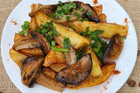 Жареный картофель с грибами и луком