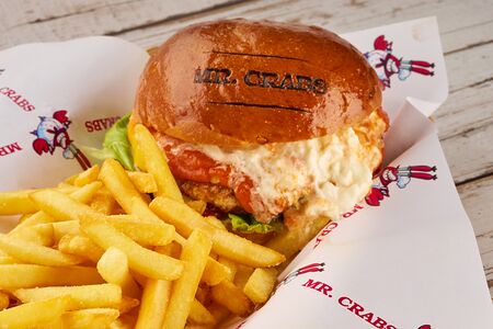 Крабсбургер с томатами и страчателлой