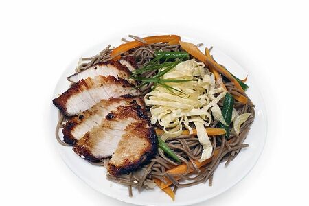 Соба с говядиной и соусом Пад-тай