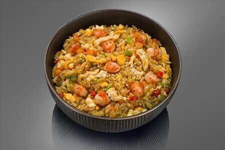 Жареный рис с креветками