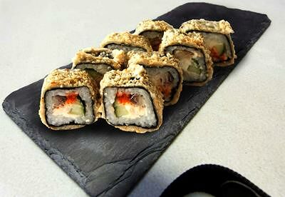 Жареный ролл с макрелью