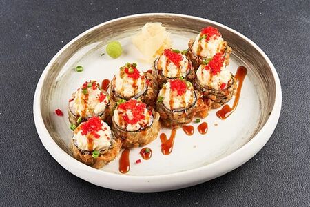 Ролл с крабом под сырной шапкой