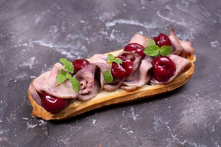 Эклер с запеченной уткой и пряной вишней