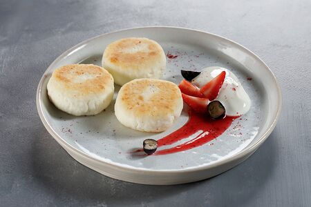 Сырники без глютена с ягодами