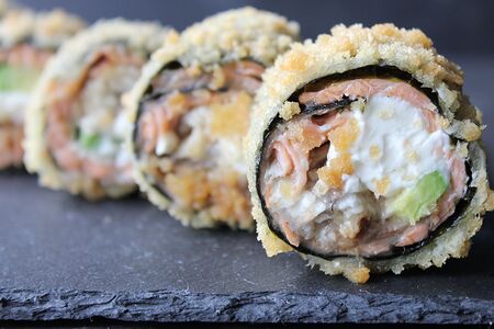 Горячий ролл с лососем и угрем без риса