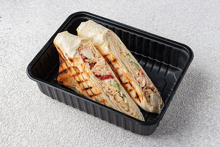 Шаурма с курицей, овощами и фирменным соусом