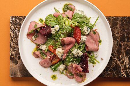 Салат с ростбифом и горгонзолой