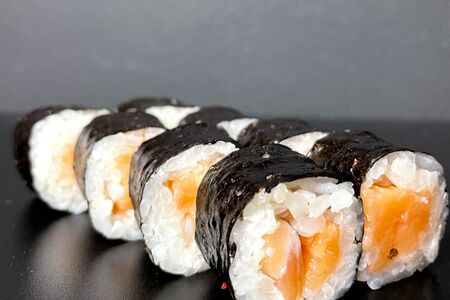 Лосось. Имбирь, васаби и соевый соус заказывается отдельно