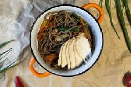 Wok гречневый с курицей и овощами в сладко-остром соусе