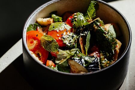 Салат с хрустящими баклажанами и томатами