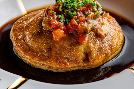 Пирог с телячьими щечками и томатной сальсой