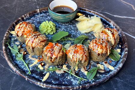 Теплый ролл с угрем