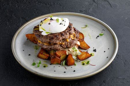 Грандбиф с жареным картофелем, яйцом пашот и соусом блю чиз