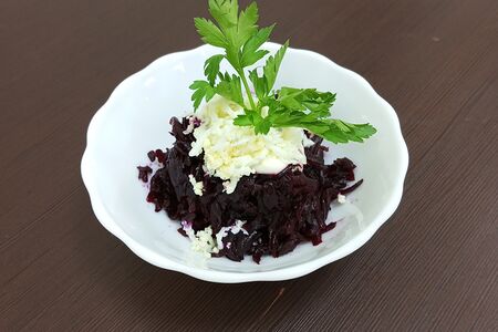 Салат со свеклой и яйцом