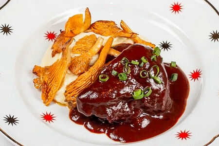 Говяжьи щечки, картофельное пюре и лисички