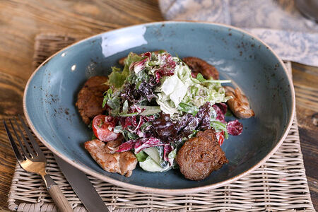 Теплый салат с курицей и потрошками