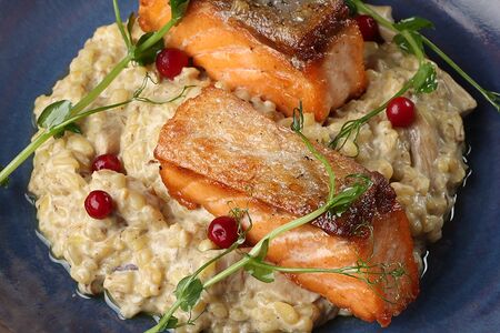 Филе лосося с ризотто из булгура и белых грибов