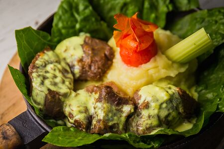 Телятина с пюре и сельдереем