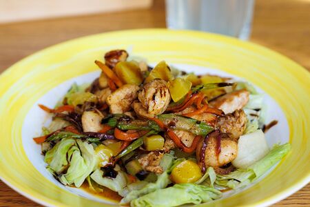 Теплый салат с курицей