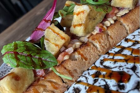 Брускеты с томатами и жареными баклажанами