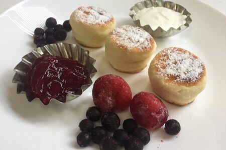 Ванильные сырники со сметаной и джемом