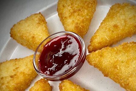 Жареный сулугуни с вишневым соусом