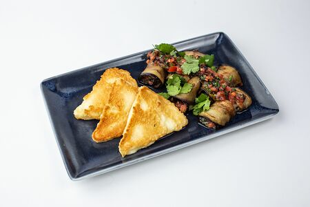 Жареный сулугуни с рулетиками из баклажанов