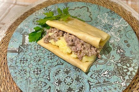 Блинчик с мясом и картофельным пюре