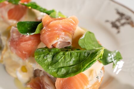 Бенедикт с красной рыбой и лимонным сыром