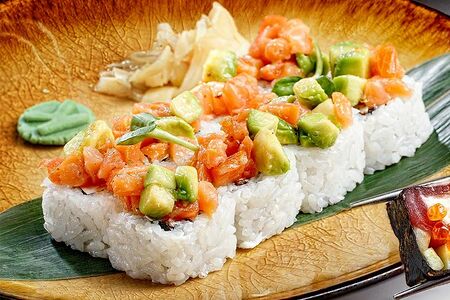 Ролл с тартаром из копченого лосося и спелого авокадо