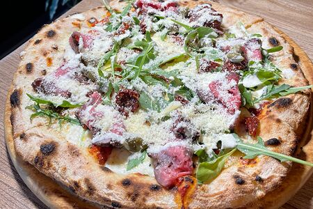 Пицца с ростбифом и рукколой