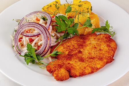 Шницель из свинины с отварным картофелем и капустой