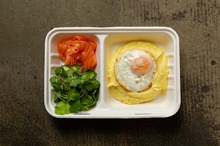 Картофельное пюре со слабосоленым лососем и жареным яйцом