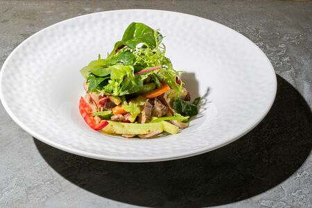 Салат с ростбифом, шпинатом и хрустящими овощами