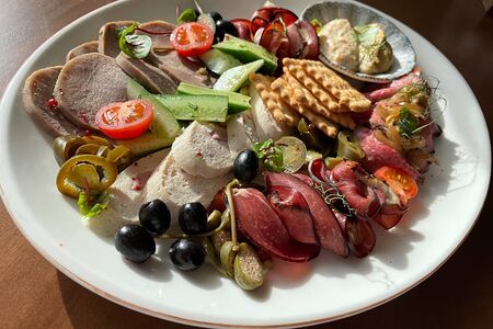 Тарелка мясных деликатесов собственного приготовления