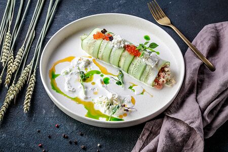 Салат с камчатским крабом, свежим огурцом и красной икрой