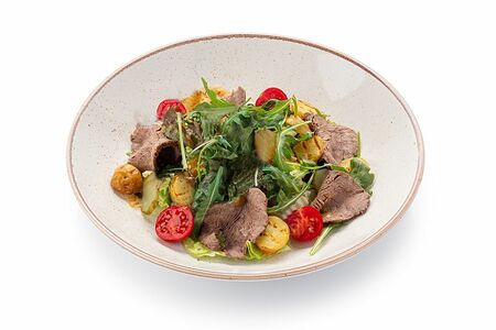 Теплый салат с ростбифом