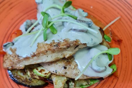 Куриная грудка на гриле с овощами и сливочно-грибным соусом