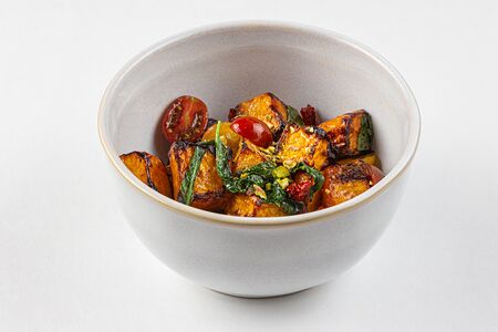 Печеная тыква с томатами черри