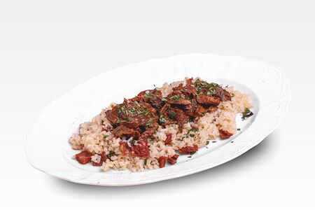 Томленые говяжьи щечки с рисом песто