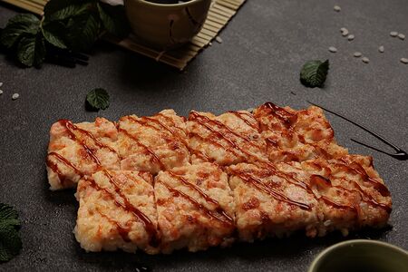 Суши-пицца с лососем и креветками