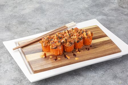 Ролл спайси гриль с мидией и пикантным соусом