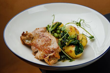 Куриное бедро, запеченное с овощами