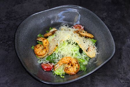 Салат Цезарь с креветками