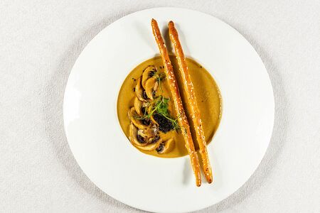 Суп-пюре из лесных грибов с трюфельным маслом и пшеничными гренками