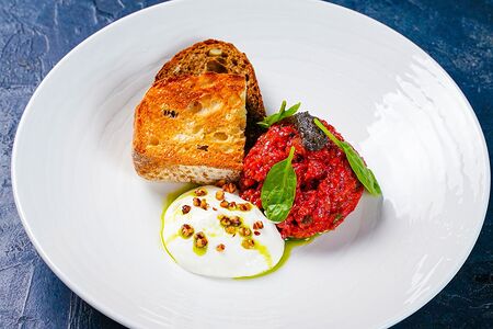 Тартар из говядины с пеной из пармезана