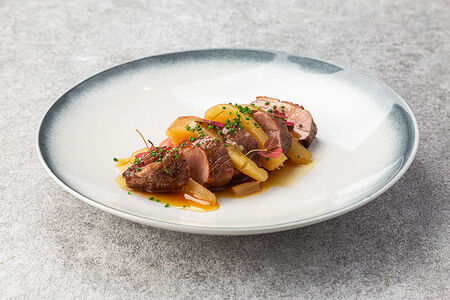 Утиная грудка с карамельной грушей